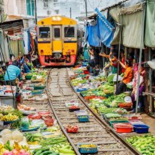 Maeklong Railway Market – самый уникальный железнодорожный рынок в Бангкоке.