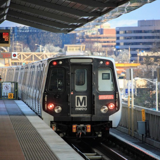 Технические инновации в железнодорожном транспорте: какие новые технологии применяются в современных поездах